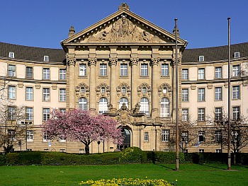 Das Justizgebäude im Frühling