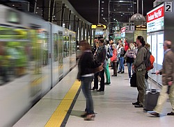 Vom Kölner Hauptbahnhof / Breslauerplatz fahren die U-Bahn-Linien 16 und 18 zur Haltestelle Reichenspergerplatz.